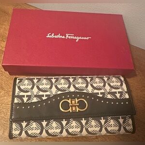 Salvatore Ferragamo Black & Cream Logo Continental Wallet
